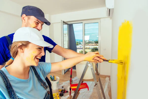 Beautiful Couple Painting Room Yellow Paintbrush Theri New House — Stock Photo, Image