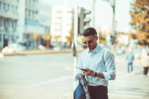 Uomo Affari Caucasico Camicia Bianca Con Tablet Giornata Sole All — Foto Stock