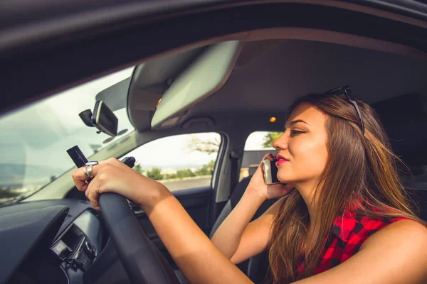 Молодая Красивая Женщина Звонит Телефон Whiler Безрассудное Вождение Автомобиля Дороге — стоковое фото