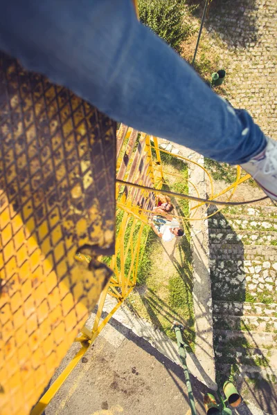 Człowiek Jest Balansowanie Siedzi Wysokiej Konstrukcji Ciesząc Się Widokiem Panoramy — Zdjęcie stockowe