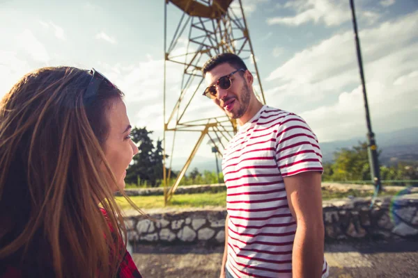 Parejas Divertidas Juntas Están Teniendo Una Buena Conversación Cerca Construcción — Foto de Stock