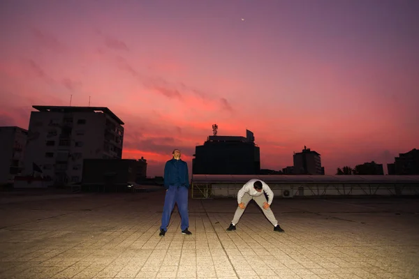 Två Takläggare Taket Hög Byggnad Utövar Parkour — Stockfoto