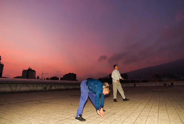 Fitness Srácok Míg Stretching Izmok Mielőtt Parkour — Stock Fotó