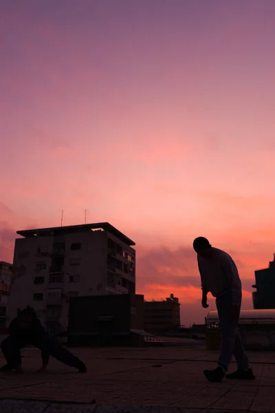 Silhuetas Homens Contra Fundo Nuvens Pôr Sol Roxo — Fotografia de Stock