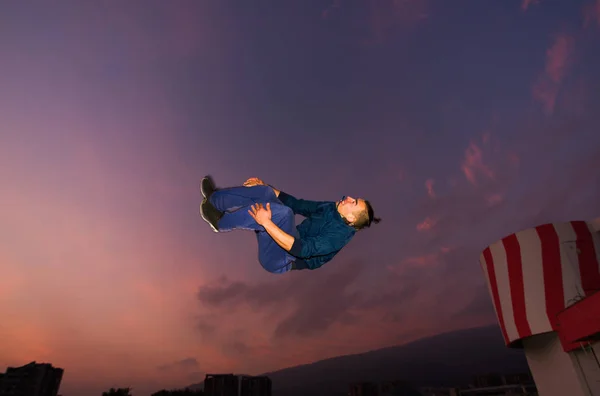 Bátorság Ember Ugrik Magas Mindeközben Parkour Gyakorolja Nyílt Égen — Stock Fotó