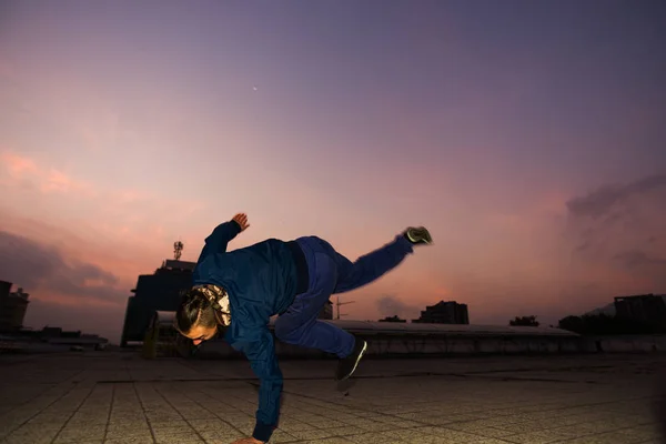 都市場所でトレーニング パルクールしながらトリックを行うフィット男 — ストック写真