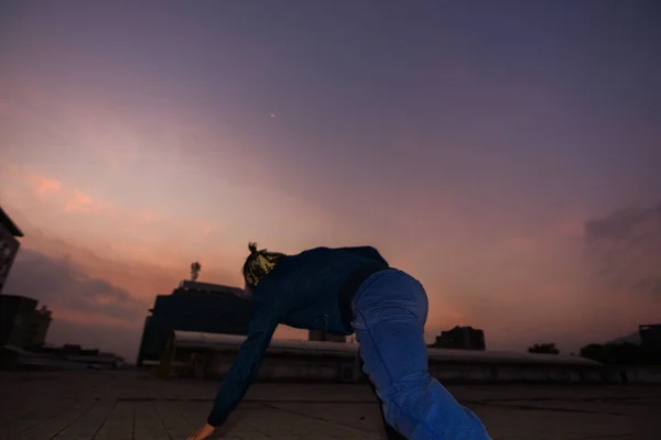 Sportieve Man Doet Handstand Parkour Outdoor — Stockfoto