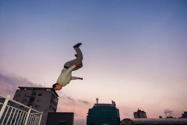 Fitness Parkour Mann Springt Hoch Auf Dem Dach — Stockfoto