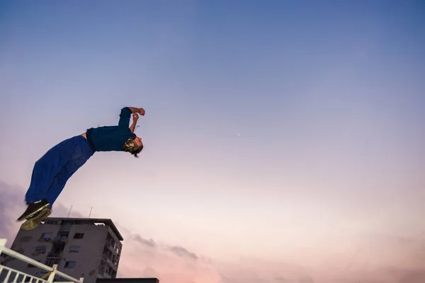 Hombre Entrena Parkour Mientras Salta Aire Haciendo Trucos —  Fotos de Stock