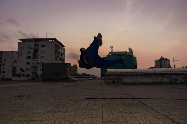 Fitness Człowiek Robi Parkour Trick Podczas Skoków Powietrzu — Zdjęcie stockowe