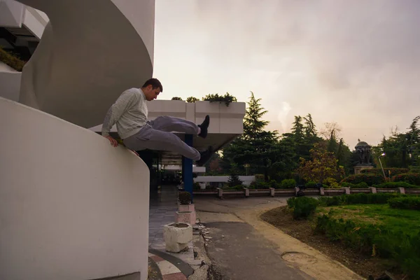 Riksy Srác Ugrás Nagy Fal Földre Míg Képzés Parkour — Stock Fotó