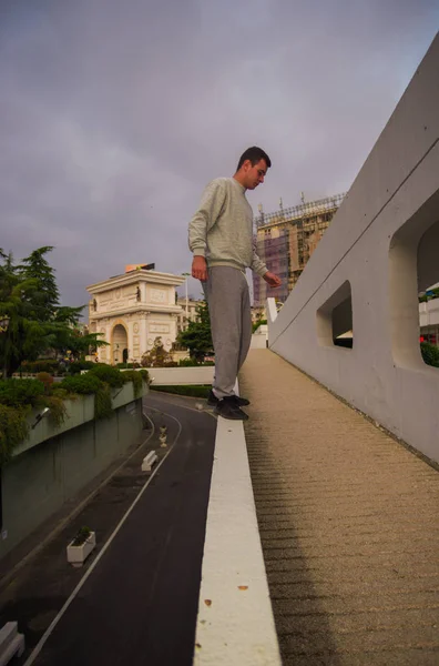 Odwaga Parkour Człowiek Pociąg Bilans Krawędzi Ściany — Zdjęcie stockowe