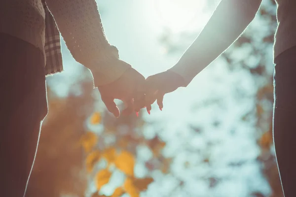 Verliefde Paar Natuur Houden Hun Handen Samen — Stockfoto