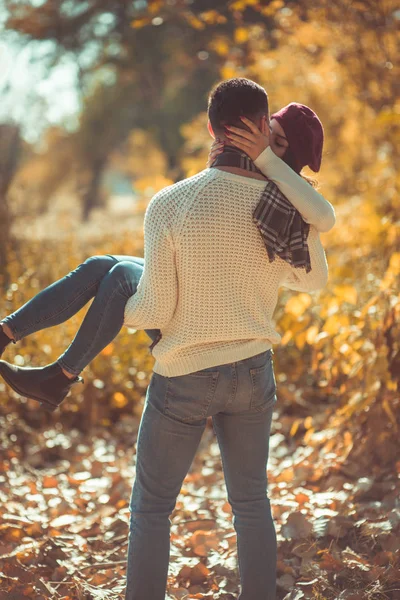 Amorous Paar Het Park Man Houdt Haar Vriendin Zijn Zoenen — Stockfoto