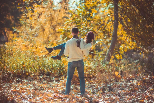 Elegante Pareja Está Aire Libre Bosque Están Disfrutando Divirtiéndose — Foto de Stock