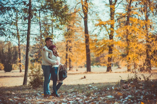 Urban Couple Besteedt Zorgeloze Tijd Samen Het Bos Kijkend Naar — Stockfoto