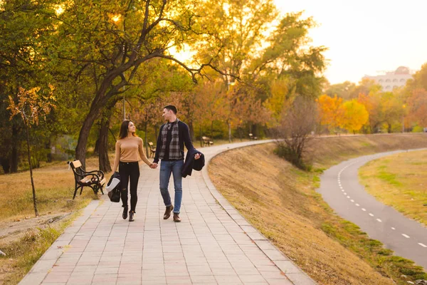 Пара Прогулянок Парку Заході Сонця Відчуває Себе Коханим Щасливим — стокове фото