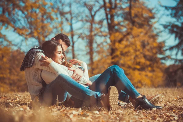 Bonito Casal Está Deitado Parque Passando Tempo Despreocupado Juntos Olhando — Fotografia de Stock