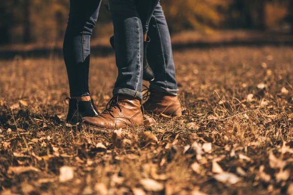 Amorous Para Ubrana Niebieskie Dżinsy Buty Pokazując Nogi Stojąc Blisko — Zdjęcie stockowe