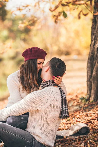 Couple Amoureux Promène Dans Parc Câlin Tout Passant Temps Ensemble — Photo