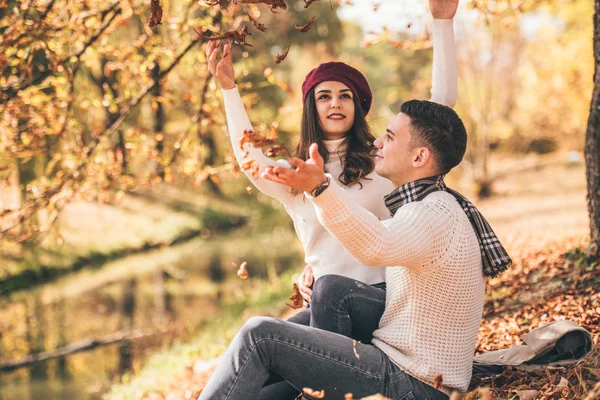 Romantik Çift Parkta Nehrin Yanında Oturan Birlikte Kaliteli Zaman Geçirmek — Stok fotoğraf