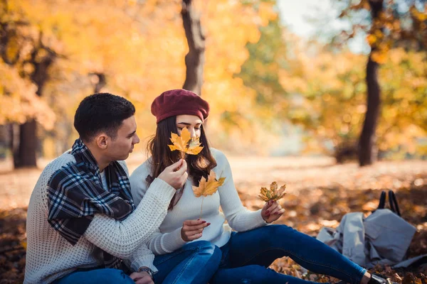 Casal Moderno Está Livre Desfrutando Dia Outono Sol Parque — Fotografia de Stock