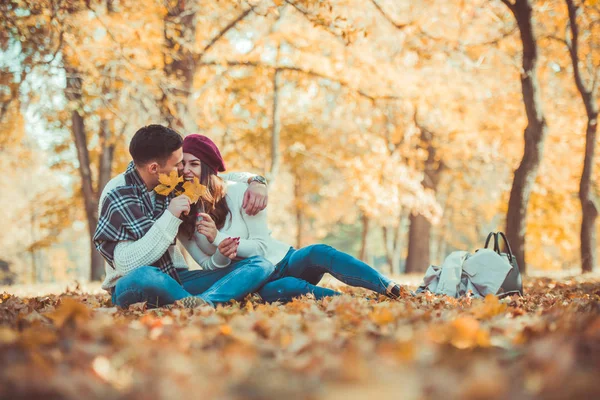 年轻的夫妇坐在公园的河边 在户外享受美丽的一天 — 图库照片
