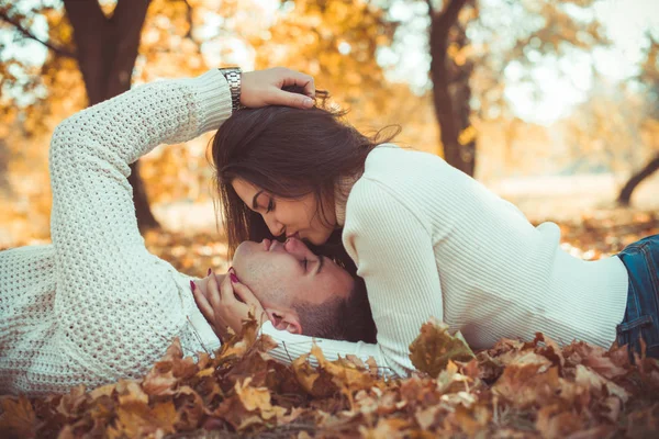 Hermosa Pareja Está Tumbada Parque Pasando Tiempo Sin Preocupaciones Juntos — Foto de Stock