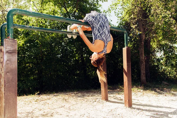 Female Exercising Metal Bars Forest Gym — Stock Photo, Image