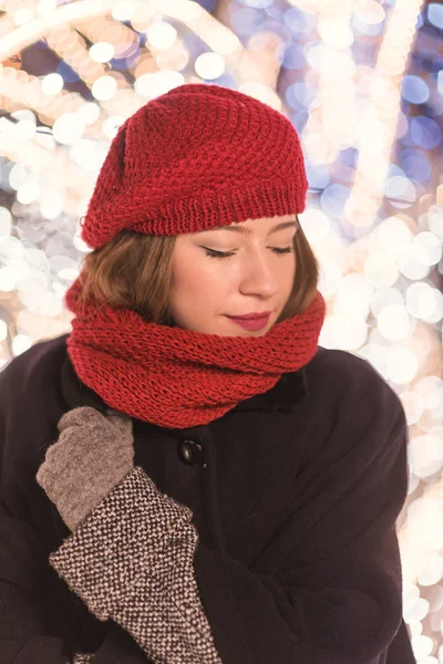 Молодая Девушка Красной Шляпе Стоит Перед Огнями Рождественской Елки Девушка — стоковое фото