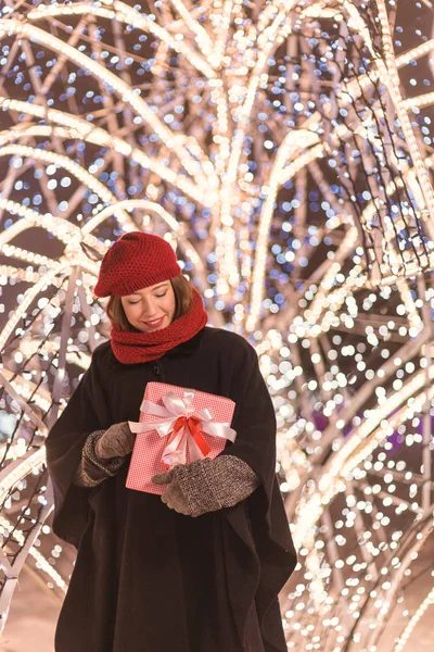 Jeune Fille Debout Devant Les Lumières Sapin Noël Tenant Des — Photo