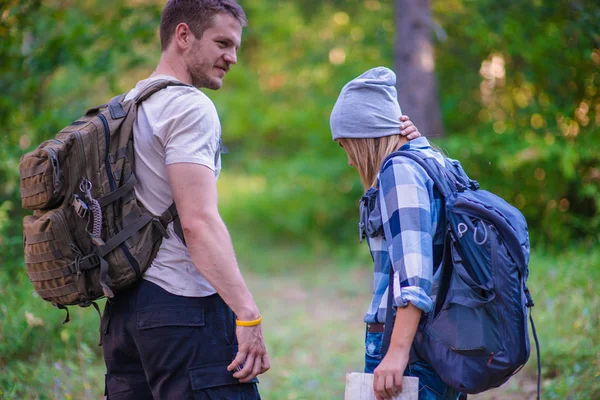 森を歩いている若いカップル 夏の山でハイキング コンセプト — ストック写真