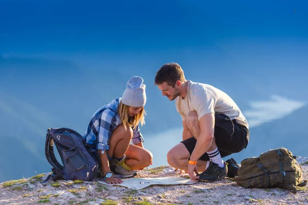 Casal Desfrutando Pico Montanha Penhasco Pôr Sol Sucesso Vencedores — Fotografia de Stock