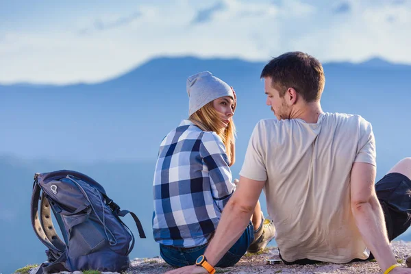 Casal Desfrutando Vista Sobre Pico Montanha Penhasco Pôr Sol Sucesso — Fotografia de Stock