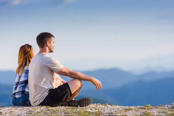 Sentado Cima Del Mundo Tomando Sol Una Pareja Disfrutando Vista — Foto de Stock