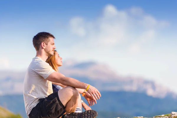 山の頂上の景色を楽しみ 日没時に禅の瞬間を持っているカップル — ストック写真