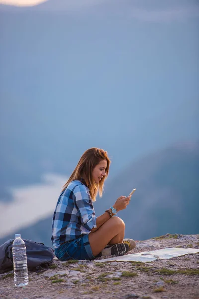 Kobieta Robi Sobie Selfie Telefonem Podziwiając Widok Szczytu Góry Zachodzie — Zdjęcie stockowe