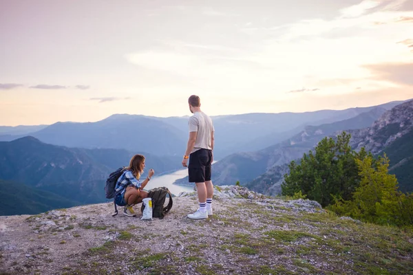 Comiendo Papas Fritas Cima Montaña Una Pareja Disfrutando Vista Pico — Foto de Stock