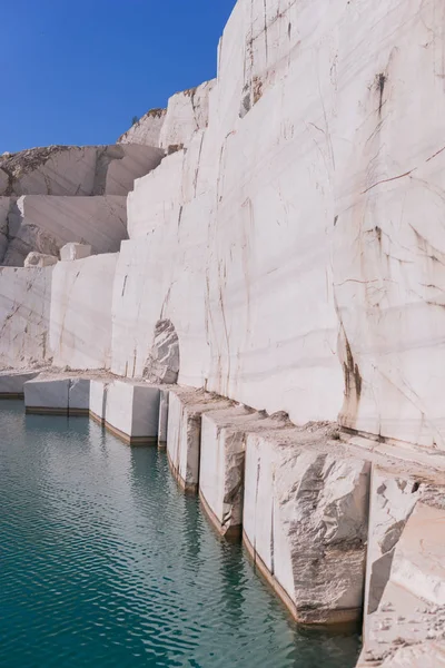 ターコイズブルーの湖の水で山の中の大理石の採石場の風景 — ストック写真