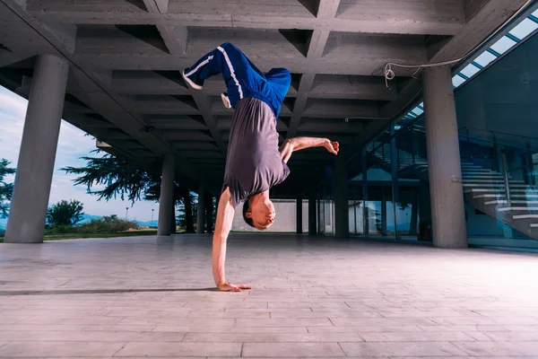 Αθλητισμός Προπόνηση Parkour Άσκηση Ενώ Κάνει Handstand — Φωτογραφία Αρχείου
