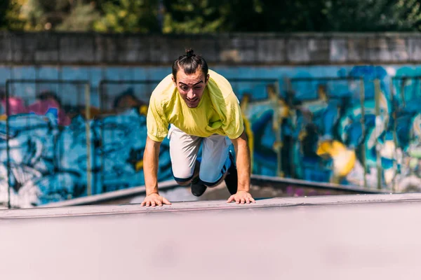 Dia Treinamento Jovem Homem Parkour Pulando Sobre Obstáculos Skatepark — Fotografia de Stock