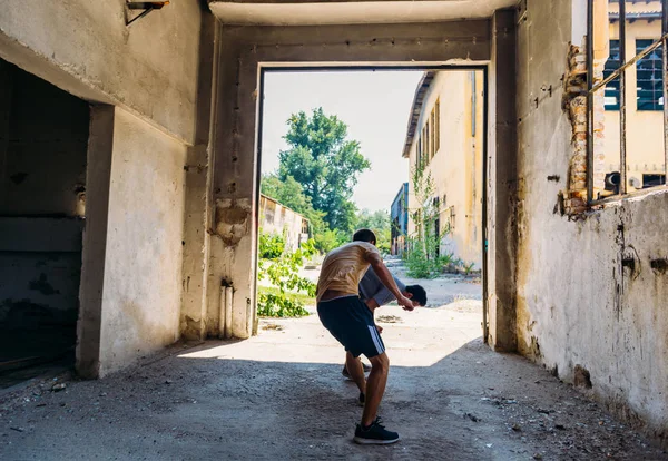 Dos Amigos Deportivos Acción Mientras Entrenan Juntos Una Fábrica Abandonada —  Fotos de Stock