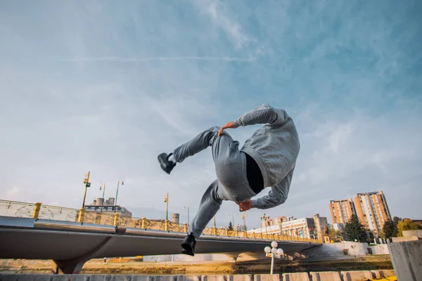 Hombre Que Realiza Entrenamiento Parkour Parque Mientras Salta Salto —  Fotos de Stock