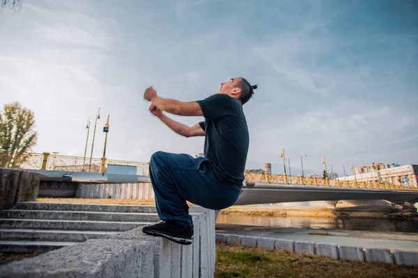 Parkour Homem Preparar Para Salto Arriscado Obstáculo Concreto — Fotografia de Stock