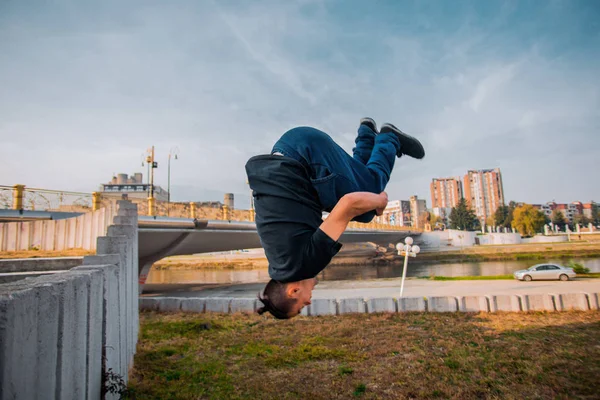 Caucásico Hombre Entrena Parkour Mientras Saltar Por Debajo Del Cielo — Foto de Stock