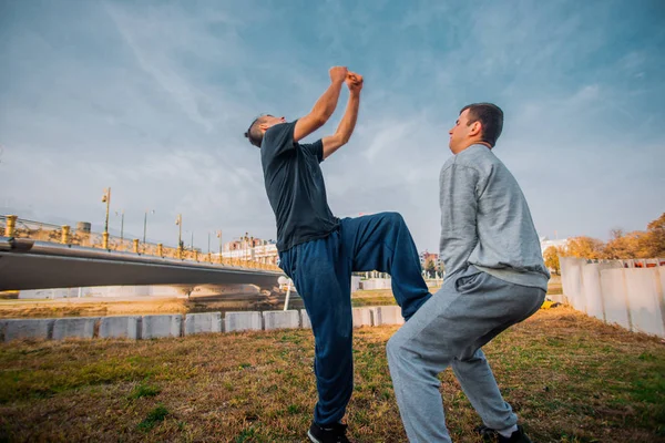 Parkour Vänner Hjälper Varandra Att Göra Salto Baklänges Hoppar — Stockfoto