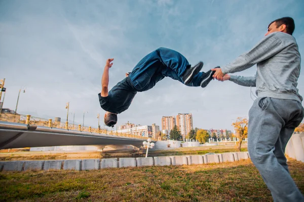 Hombre Ayudando Amigo Perkour Hacer Backflip Perfecto —  Fotos de Stock