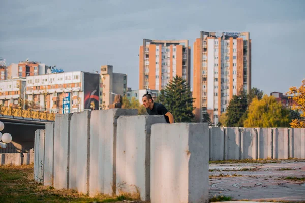 Idrottsman Man Utövar Parken Medan Klättra Över Betongvägg — Stockfoto