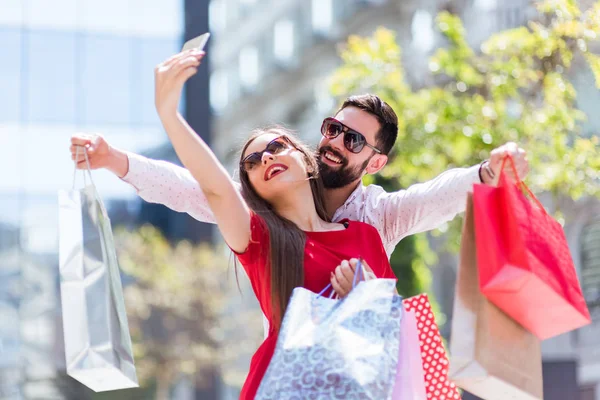 Shopping Dans Centre Ville Charmant Couple Amusant Dans Les Rues — Photo