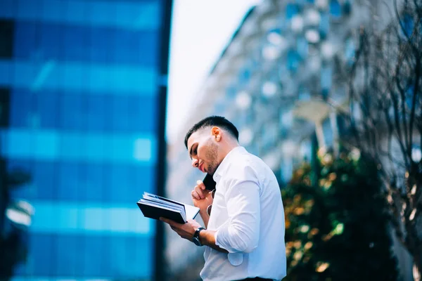 Junger Geschäftsmann Anzug Schaut Sich Finanzzentrum Während Stift Und Notizbuch — Stockfoto